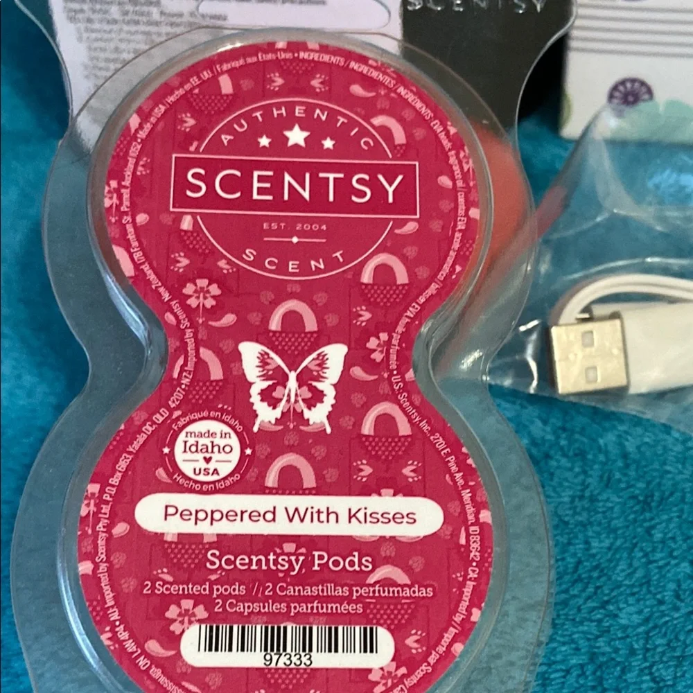 Brand new Scentsy Heart Red Mini Fan Diffuser with Peppered with Kisses Pods